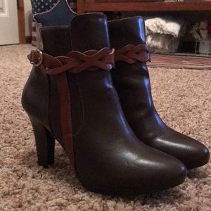 Adorable 2 tone brown ankle boots